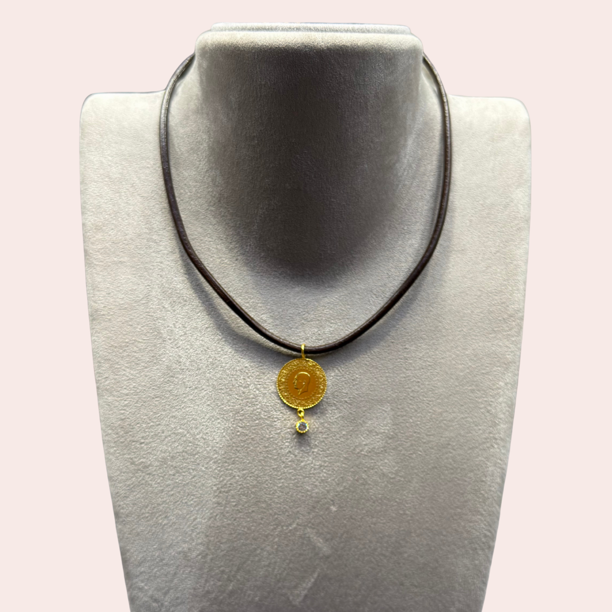 Ziynet Altın Uçlu Taşlı Deri Kolye